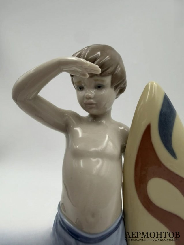 Статуэтка «Маленький серфингист». Фарфор, Lladro, скульптор José Santaeulalia, Испания, 2005–2023 годы
