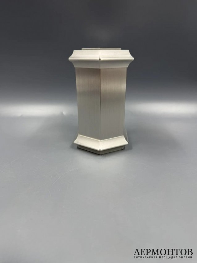 Настольные поворотные часы «Lantern Clock». Латунь, Tiffany & Co., Швейцария