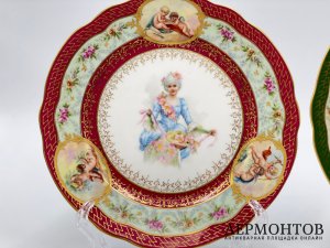 Парные тарелки с женскими изображениями. Россия, Кузнецов, рубеж 19-20 вв.