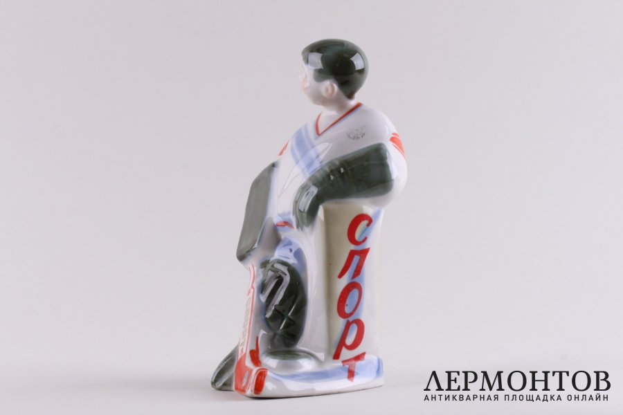 Статуэтка Юный хоккеист.  СССР, Полонский завод, 1970-е гг. Автор Мусиенко. Фарфор.