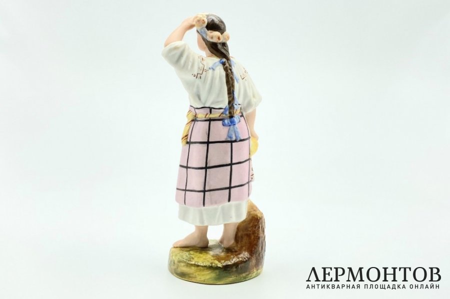 Статуэтка Малоросска. Россия, ДФЗ в Вербилках, 1920-1930-е гг. Бисквит, роспись.