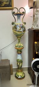 Парадная ваза-амфора на постаменте. Фаянс, роспись, Montelupo Fiorentino, Италия, середина 20 века