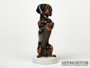 Статуэтка «Сидящая такса». Фарфор, Rosenthal, Германия, 1924 год
