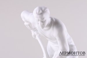 Статуэтка Хоккеист. Royal Dux. Бисквит. 1990-е гг.