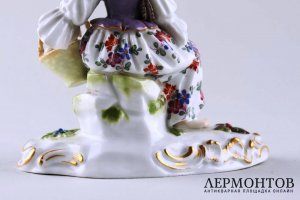 Статуэтка Девушка с курочкой и корзиной.  Германия, Meissen, 1934-1945 гг. Фарфор.