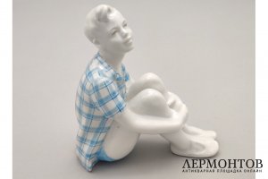 Статуэтка Мечтатель. Фарфор, роспись. Автор Н.А. Малышева. СССР, Дулево, 1962