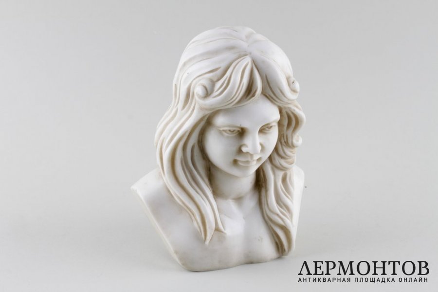 Бюст Девушка. Белый мрамор. Италия, первая половина ХХ века.