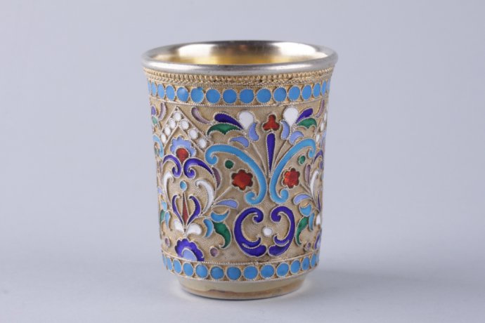 Стопка с полихромной эмалью по скани. Серебро 84 пробы. Москва, Россия, 1899-1908 гг.