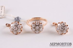 Набор из кольца и серег формы малинка с бриллиантами ок. 4 ct. Золото. СССР, 1975.