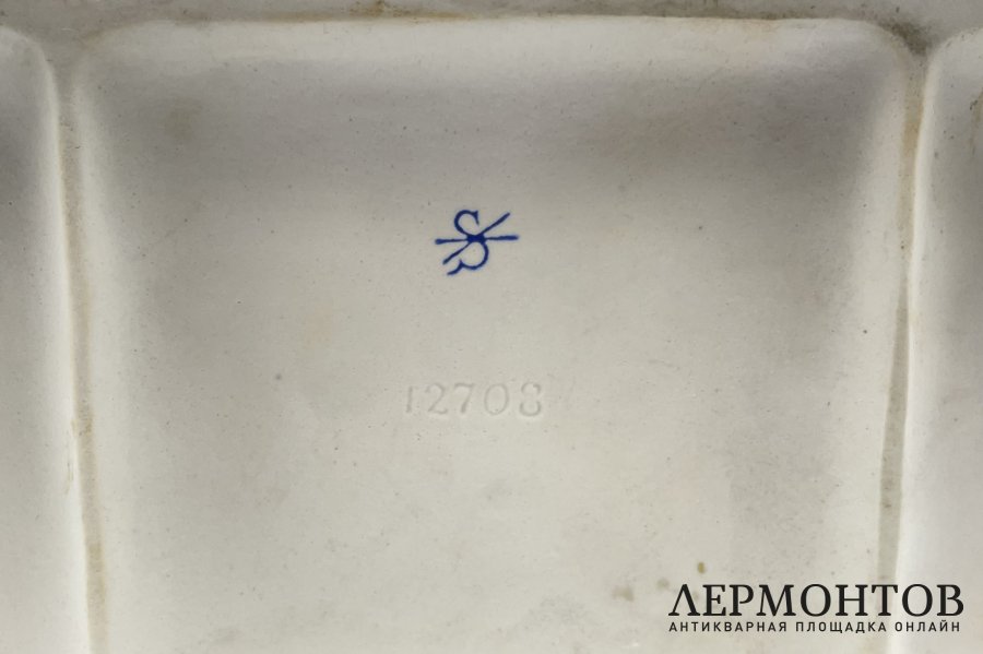 Статуэтка Леда и лебедь.  Германия, Шайбе-Альсбах, начало 1950-х гг.  Бисквит тонир.