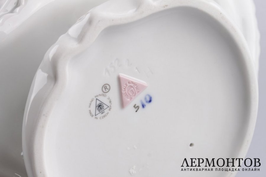 Статуэтка. Девушка в шляпе. Фарфор, роспись. Royal Dux Bohemia, XX век.