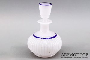 Графин с пробкой-рюмкой. Опаловое стекло. Европа, середина 19 века.