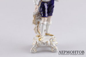 Статуэтка. Сборщик винограда. Фарфор, роспись. Royal Dux Bohemia, XX век.