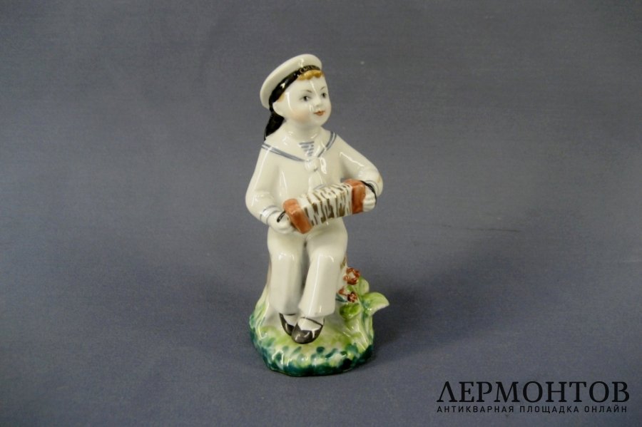 Морячок с гармошкой. Фарфор. СССР, ЛФЗ, 50-е годы ХХ века. 