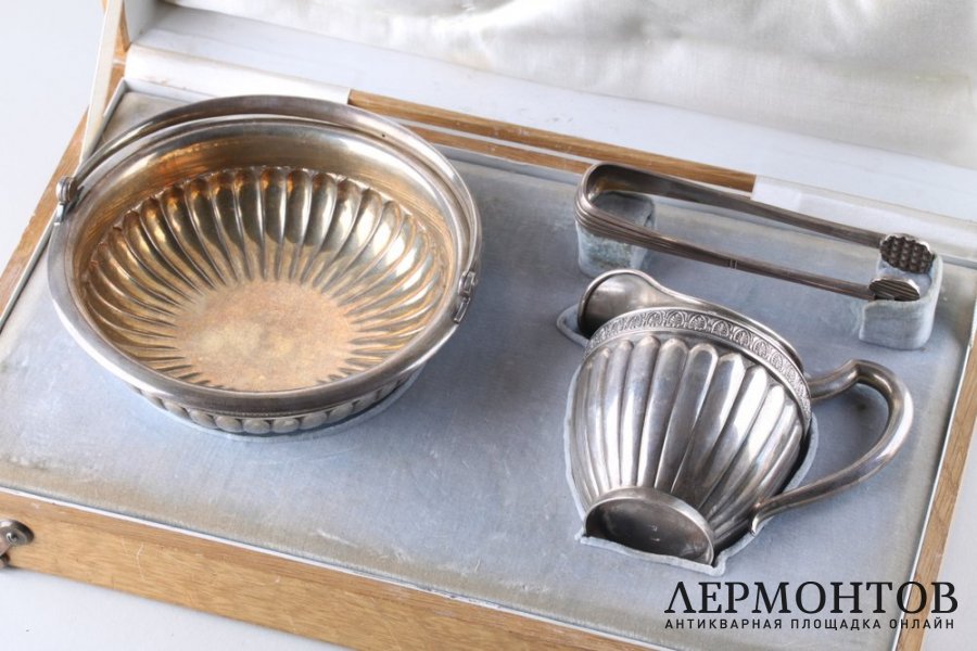 Чайный набор в родной коробке. Молочник, сахарница, щипцы. Россия, мастер СП, 84 пр.