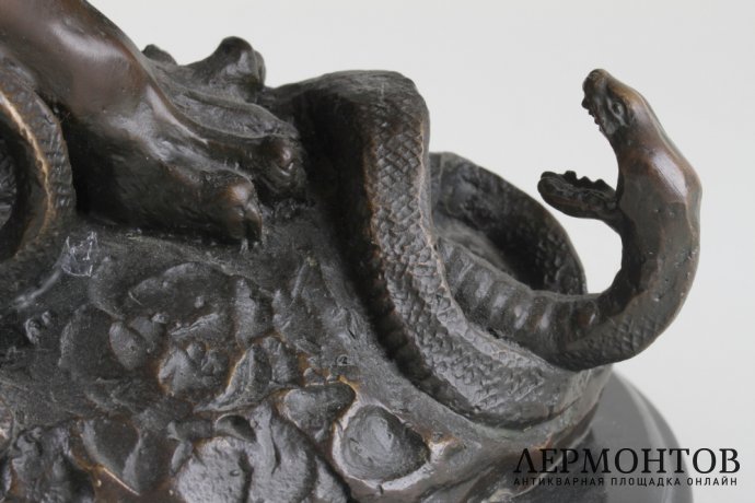 Скульптура. Лев и змея. По мод. A. Barye. Бронза, патина. Франция, нач. XX в.