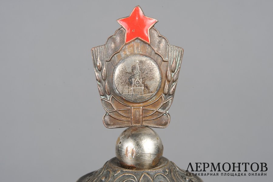 Кубок с изображением Спасской башни Кремля. СССР, Палех, 1950-ые  гг. Сталь, латунь, эмаль. 