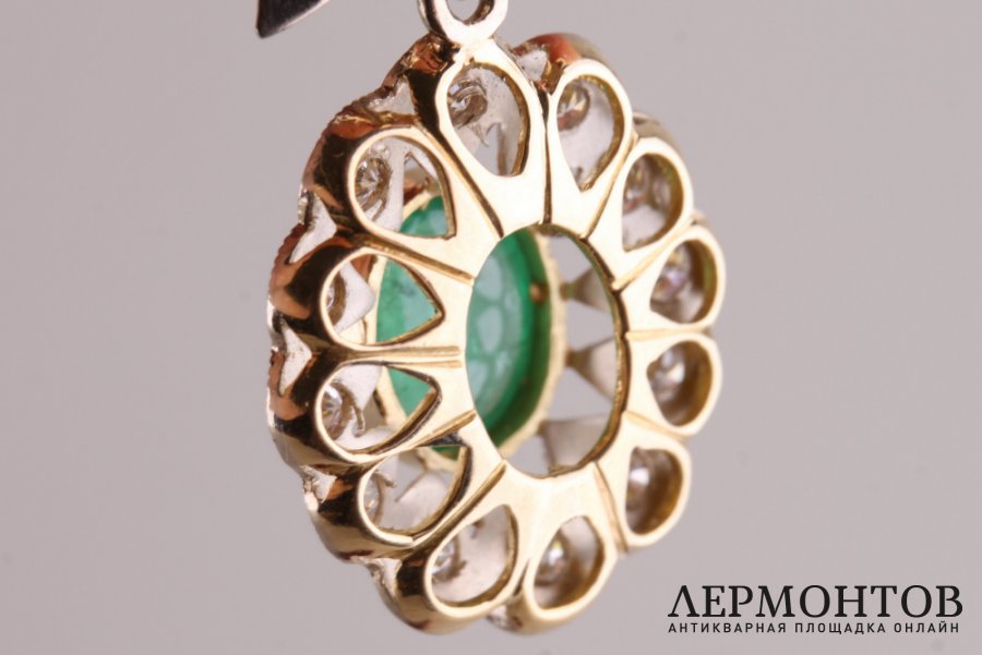 Серьги-бантики. Золото 750 и 585. Изумруды 4,7 ct, бриллианты 1,86 ct. СССР, XX век.