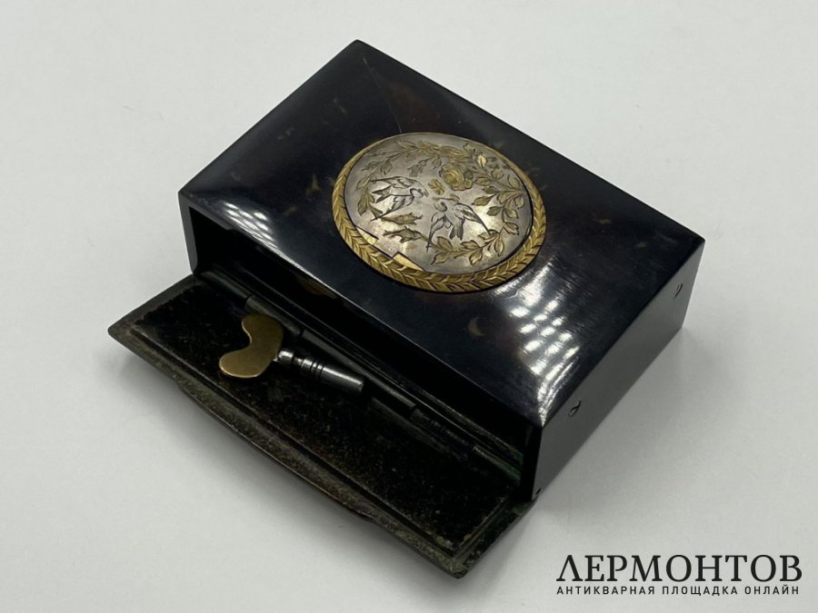 Шкатулка музыкальная с птичкой. Франция, 19 век. Черепаха.