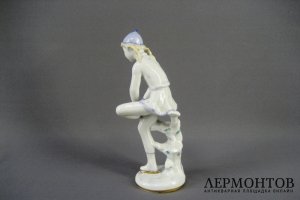 Юная фигуристка. Фарфор. СССР, ЛФЗ, 50-60-е годы ХХ века.