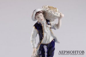 Статуэтка. Сборщик винограда. Фарфор, роспись. Royal Dux Bohemia, XX век.