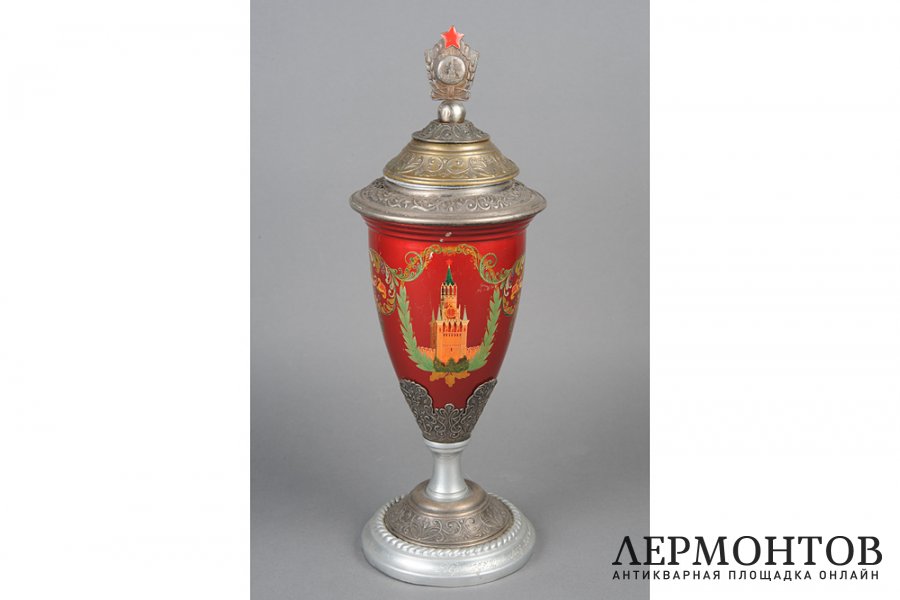 Кубок с изображением Спасской башни Кремля. СССР, Палех, 1950-ые  гг. Сталь, латунь, эмаль. 