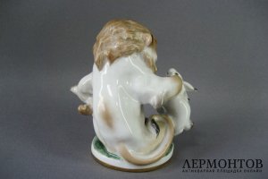 Композиция Лев и заяц. Фарфор. СССР, ЛФЗ, 50-60-е годы ХХ века.