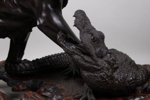 Скульптура.  Схватка тигра и крокодила. Бронза. Япония, XIX в. Период Мейдзи.