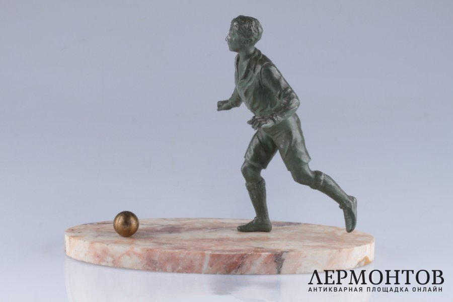 Скульптура Футболист, бегущий за мячом. Франция, Париж, 1930-е гг. Шпиатр.