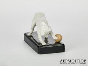 Статуэтка «Собака с мячом». Фарфор, Германия, 1920 год