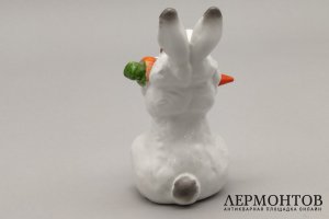 Статуэтка Заяц с морковкой. Авт. модели Чарушин Е. Фарфор, роспись. СССР, ЛФЗ, 1950е