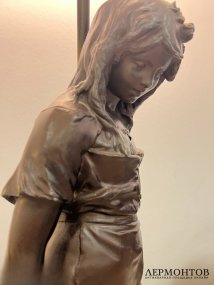 Настольная лампа с фигурой девушки с кувшином. Шпиатр, скульптор H. Moreau, Франция, конец 19 века
