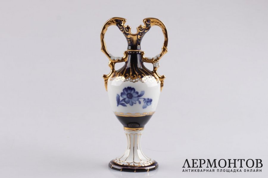 Статуэтка. Амфора с двумя ручками. Фарфор, роспись. Royal Dux Bohemia, XX век.