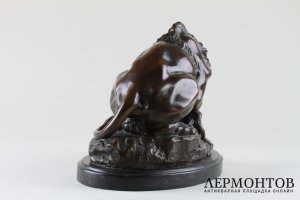 Скульптура. Лев и змея. По мод. A. Barye. Бронза, патина. Франция, нач. XX в.
