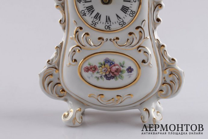 Часы настольные белые. Фарфор, роспись. Royal Dux, XX век.