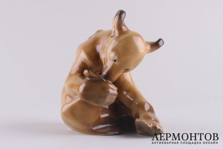 Статуэтка. Сидящий мишка. Мануфактура Allach. Германия. XX в.