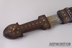 Сувенирный кинжал кавказского типа с тремя прямыми долами в деревянных ножнах. 