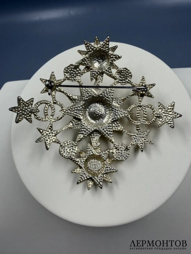 Брошь-звезда с жемчугом и кристаллами. Ювелирный сплав, Chanel, Италия, 2015 год