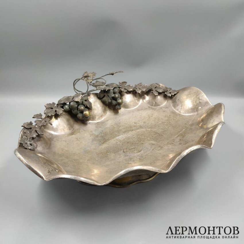 Ваза для фруктов с виноградной лозой. Серебро, чеканка, Западная Европа, 1-я половина 20 века