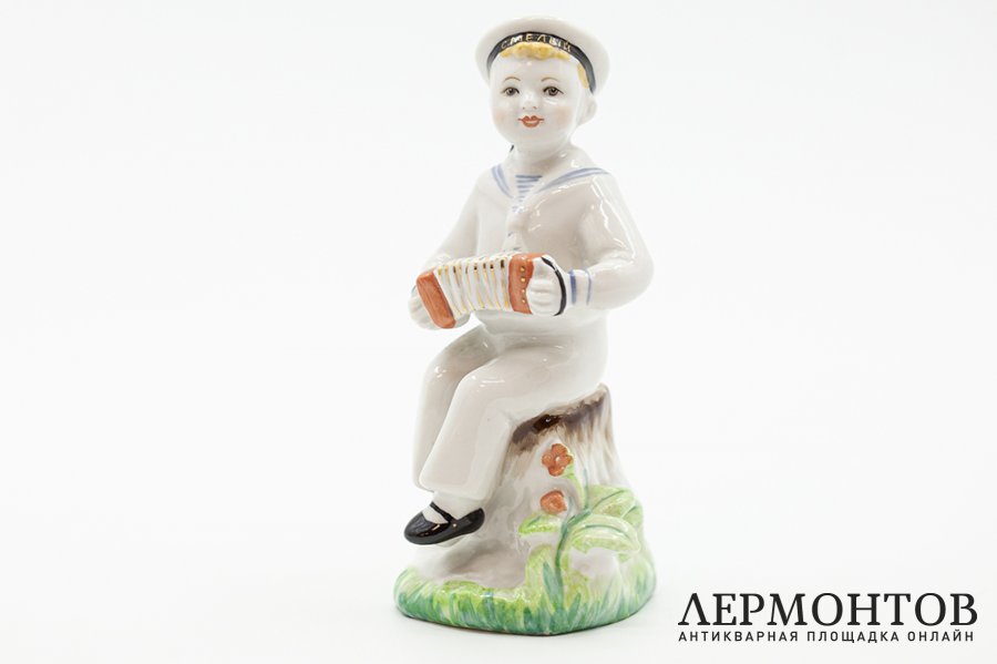 Статуэтка Морячок с гармошкой. СССР, ЛФЗ, автор Г. Столбова, 1970-1986 гг. Фарфор.