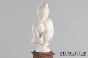 Бюст обнаженной девушки, ар-деко. Кость, дерево. Европа, 1930-е гг.