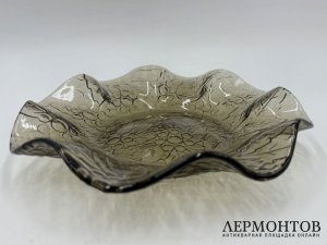 Блюдо морошка из антрацитового стекла. Завод Неман, автор Мурахвер, 1970-е гг.