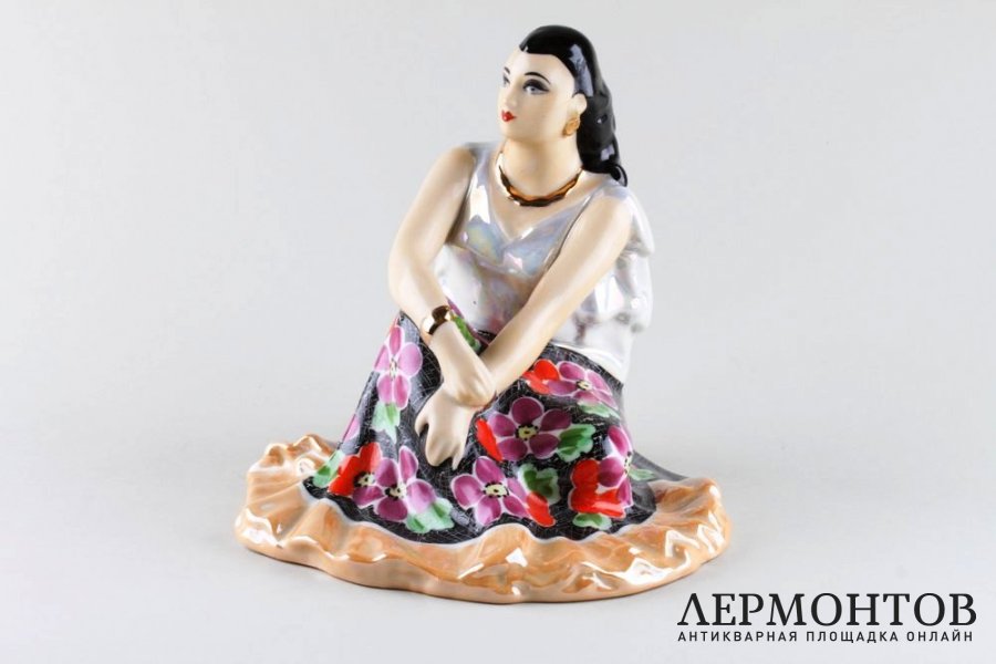 Статуэтка Цыганка Земфира. СССР, Дулево, скульптор А.Д. Бржезицкая, 1992 год. Фарфор.
