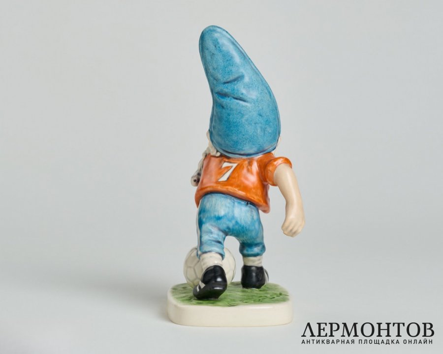 Статуэтка «Гном-футболист Берт». Фарфор, Goebel, Германия, 1979–1987 годы