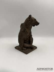 Скульптура «Сидящий медведь». Бронза, скульптор Я. Я. Нейман, Россия, 2015 год