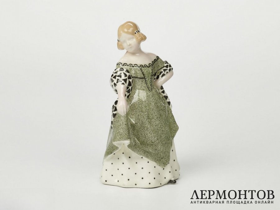 Статуэтка «Девушка бидермейер, смотрит направо». Goldscheider, Австрия, 1904–1905 годы