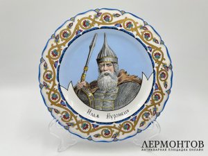 Тарелки из серии богатыри. Россия, М. Кузнецов, 1900-е гг. Фарфор, роспись.