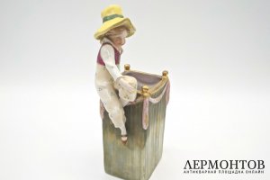 Ваза с сидящим ребенком. Фарфор, роспись. Австрия, Amphora, 1890-1910е гг. 