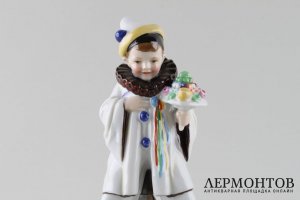 Статуэтка Маленький Пьеро. Фарфор.  Фабрика Hertwig, Германия, нач. 20 в.