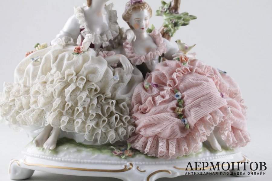 Статуэтка Две Дамы. Фарфор, роспись. Италия. Каподимонте. XXв.